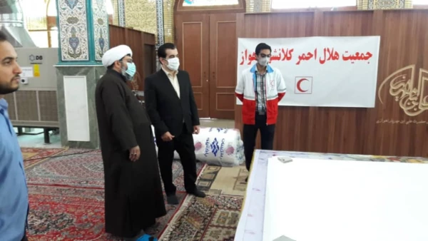 بازدید دکتر نیازی از روند تهییه ماسک و دستکش توسط نیروهای جهادی با همکاری کانون هلال احمر مرکز امام رضا علیه السلام اندیمشک 2