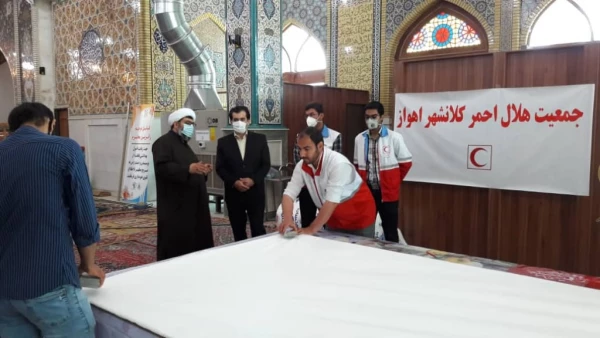 بازدید دکتر نیازی از روند تهییه ماسک و دستکش توسط نیروهای جهادی با همکاری کانون هلال احمر مرکز امام رضا علیه السلام اندیمشک 3