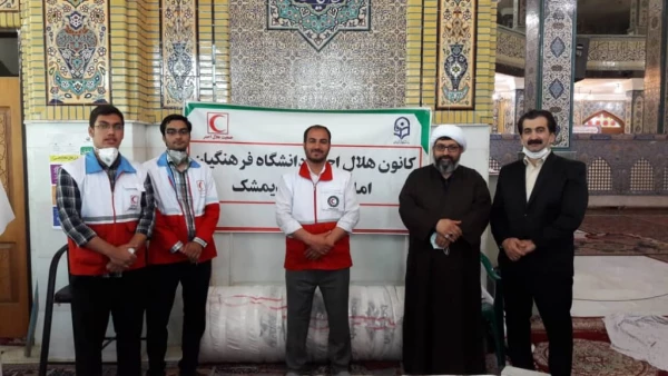 بازدید دکتر نیازی از روند تهییه ماسک و دستکش توسط نیروهای جهادی با همکاری کانون هلال احمر مرکز امام رضا علیه السلام اندیمشک 4