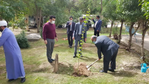 بازدید جناب آقای باوجدان نماینده سازمان مرکزی در امور فرهنگی وآقای قربانپور معاونت محترم دانشگاه فرهنگیان استان خوزستان از مرکز امام رضا(ع) / کاشت نهال به مناسبت روز درختکاری 2