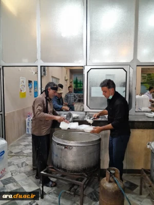 طبخ و توزیع سه هزار غذای نذر توسط مرکز امام رضا(ع) با نذورات مردمی