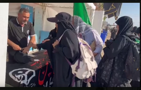 توزیع بسته های فرهنگی دانشگاه فرهنگیان اندیمشک در مسیرپیاده روی  زوار اربعین حسینی به سمت کربلای معلا
 4