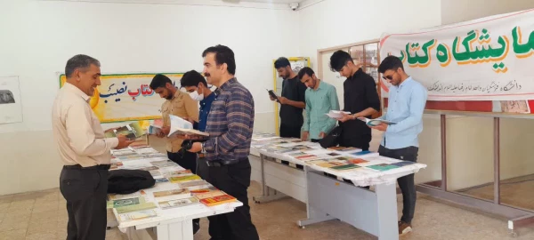 برپایی نمایشگاه کتاب بمناسبت هفته کتاب وکتابخوانی در دانشگاه فرهنگیان اندیمشک روابط عمومی دانشگاه فرهنگیان واحدامام رضا(ع)اندیمشک 6