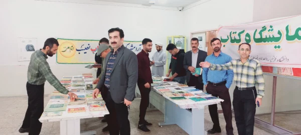 برپایی نمایشگاه کتاب بمناسبت هفته کتاب وکتابخوانی در دانشگاه فرهنگیان اندیمشک روابط عمومی دانشگاه فرهنگیان واحدامام رضا(ع)اندیمشک 7