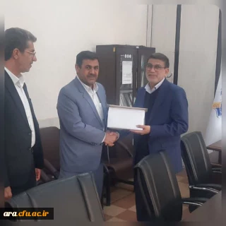 تجلیل از برادر جانباز جنگ تحمیلی کرم صرف جو توسط احمد مختاری ریاست مرکز امام رضا  (ع)